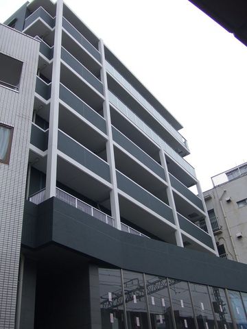 建物外観　高級感のある外観、物件一階には飲食店もあり