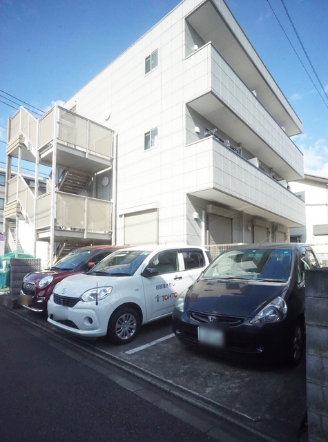 建物外観　駅徒歩７分ですが、敷地内に駐車場があります♪（要別途契約）