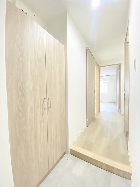 玄関　背の高いシューズボックス