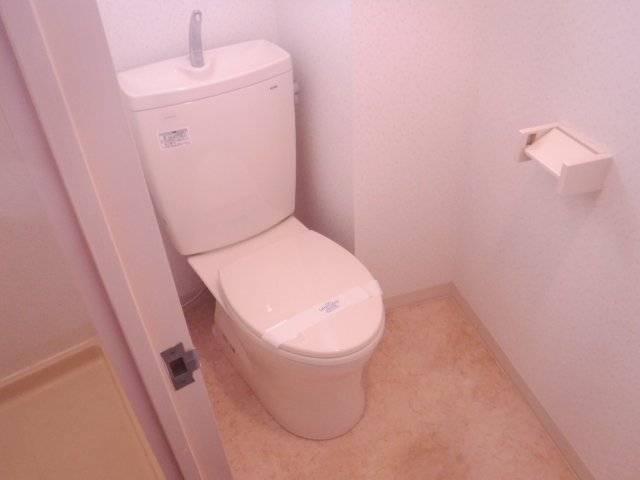 トイレ　他のお部屋の参考写真となります。