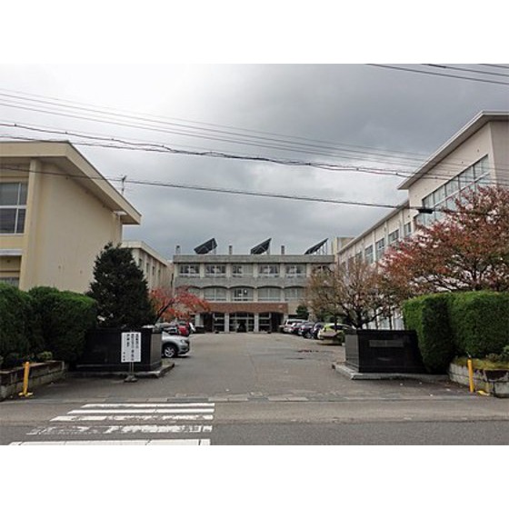 高校・高専　富山県立高岡南高校（高校・高専）まで2207m