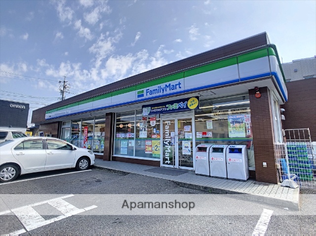 コンビニ　ファミリーマート（コンビニ）まで140m