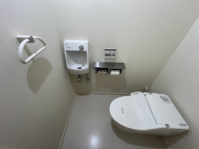 トイレ　タンクレストイレ・手洗場
