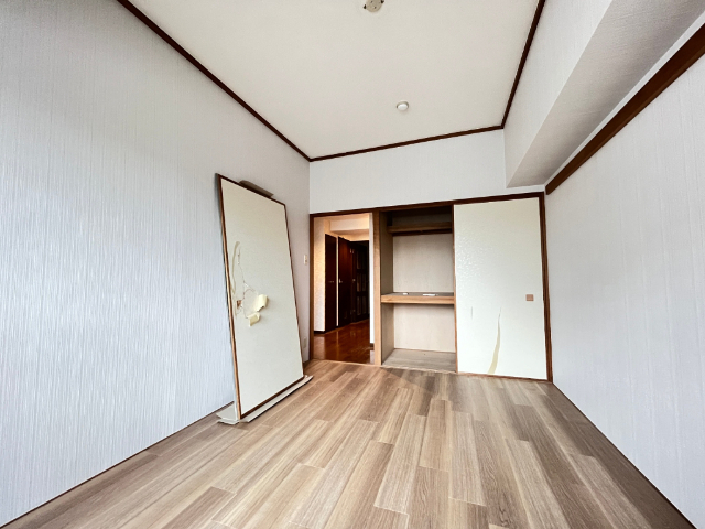 居室・リビング　クリーニング前のお部屋です。