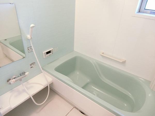 バス・シャワールーム　浴室乾燥機、追焚機能付の広々バスルーム！