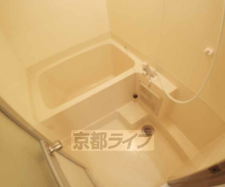 バス・シャワールーム　清潔感のあるバスルームです。