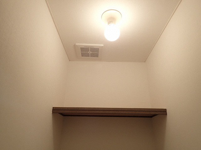 その他設備　トイレの収納棚は必須ですね！