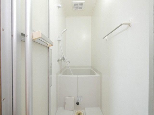 バス・シャワールーム　窓からの眺めは…ご愛嬌。