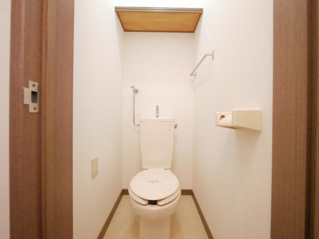 トイレ　衣類の収納に便利なクローゼットが付いています！