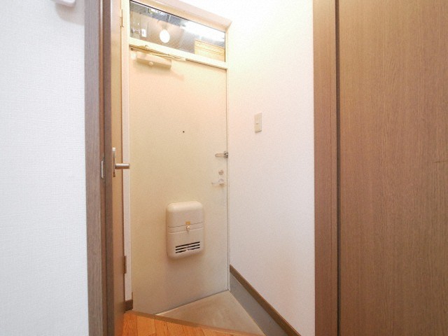 玄関　窓からの眺めも悪くありません♪