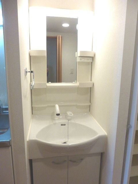 洗面設備　★朝の準備に便利な洗面台★