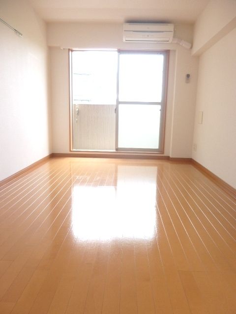 居室・リビング　★広々の10帖の洋室★