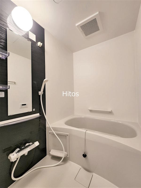 バス・シャワールーム　お風呂には追い焚き機能付きで、いつでも快適に入浴できます。