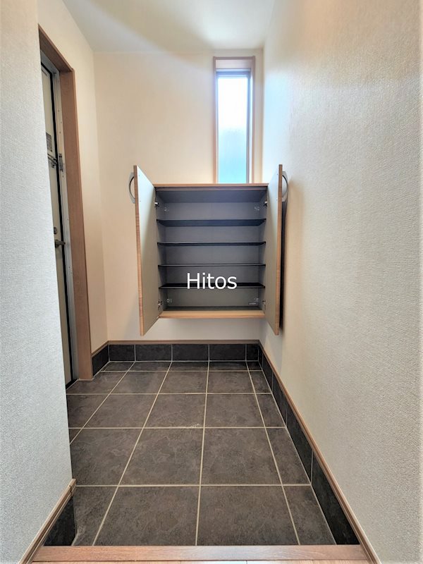 玄関　小窓つきの明るい玄関。L字型でプライバシーにも配慮。