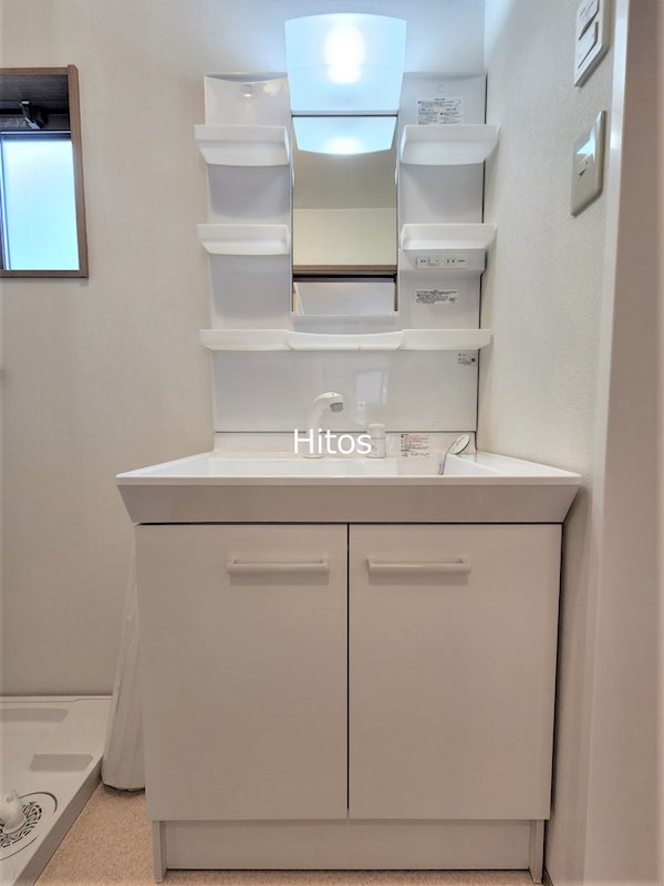 洗面設備　洗面所には忙しい時間に便利な独立洗面台と、洗濯機用防水パンが