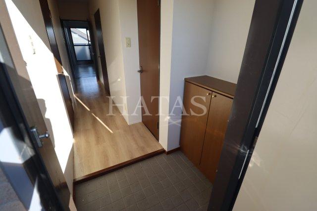 玄関　同物件別部屋です。