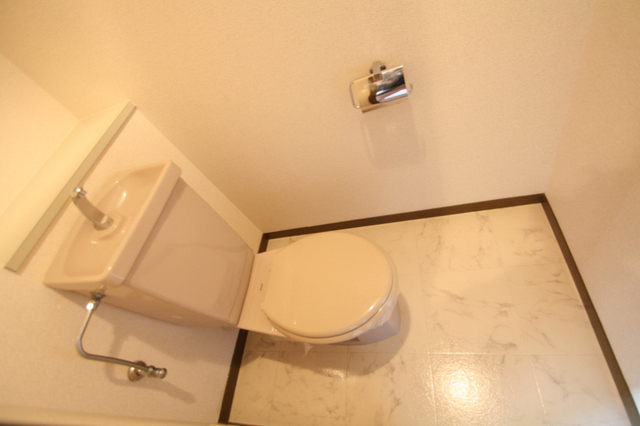 トイレ　同タイプ別室の参考写真です。※現況優先