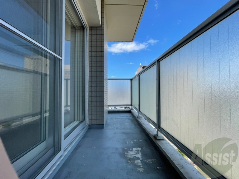 バルコニー　バルコニーは幅があり、広い印象を受けました。