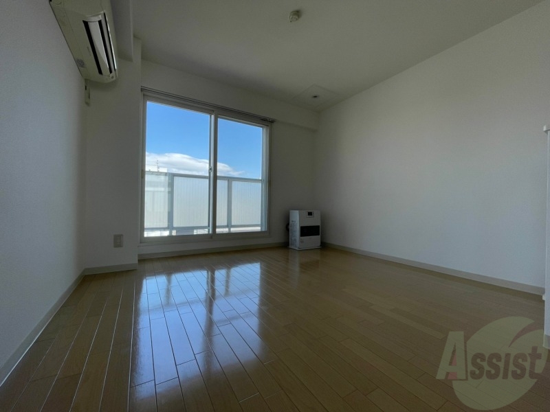 居室・リビング　こちらは７．４帖の洋室です。落ち着きのあるお部屋です。