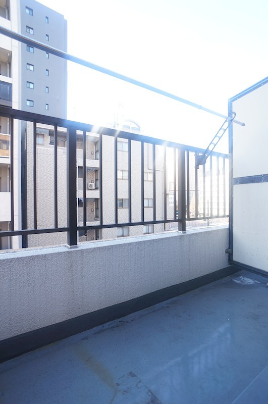 バルコニー　洗濯物もカラッと乾く、陽光溢れる南向きベランダ。キッチンと合