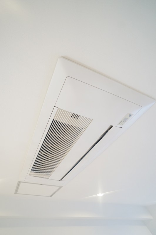 その他設備　インテリアを邪魔しないビルトインエアコン。白を基調とした室内