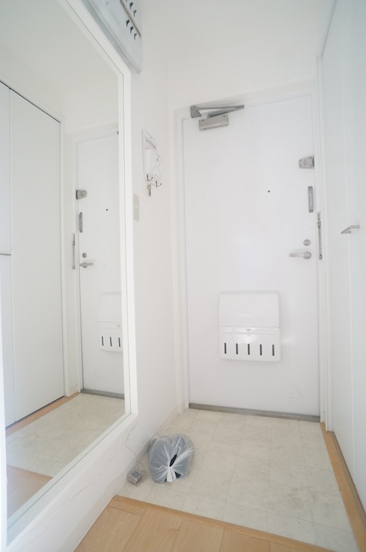 玄関　白を基調とした清潔感溢れる玄関。お出かけ前の身だしなみチェッ