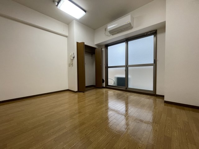 居室・リビング　同物件別号室のものです。