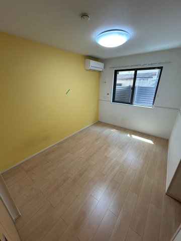 その他部屋・スペース　開放的な寝室です