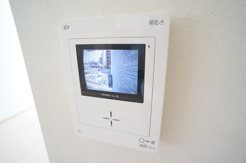 セキュリティ　訪問者を映像で確認できるモニター付きインターホン。