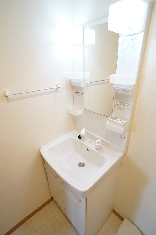 洗面設備　身支度に便利な独立洗面台付き。