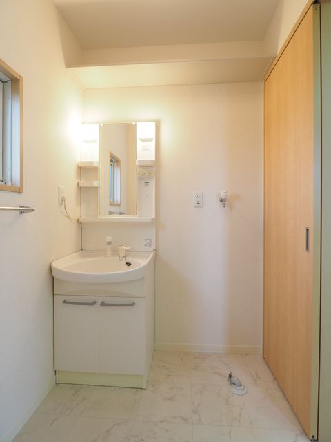 洗面設備　シャワー付き洗面台・室内洗濯置場