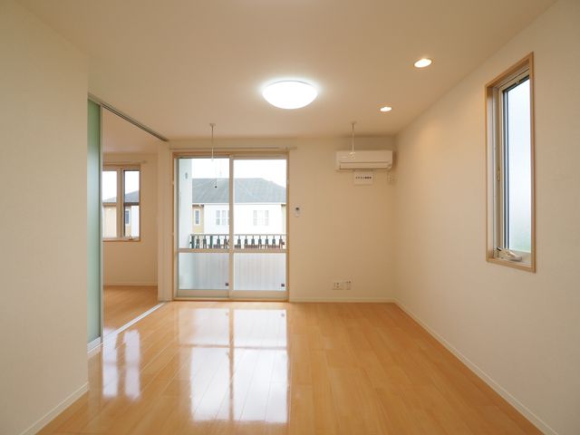 居室・リビング　リビングにはエアコン・室内物干がついてます