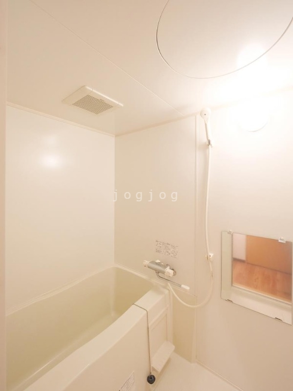 バス・シャワールーム　浴槽部分にはボトルを収納可能なスペースがあります。