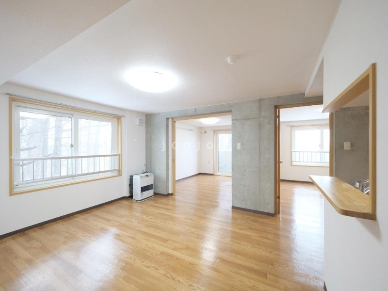 居室・リビング　リビングへの見通しが良い対面式のキッチンを採用しています。