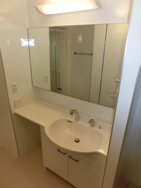 洗面設備　広い洗面台　シャンプードレッサー