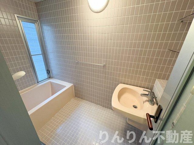 バス・シャワールーム　落ち着いた空間のお風呂です