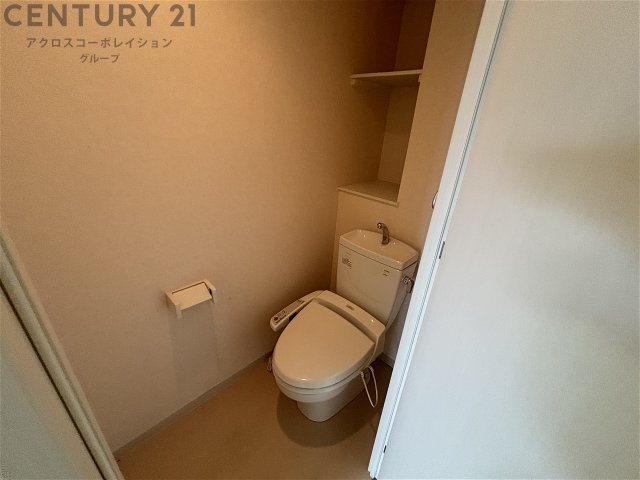 トイレ　収納棚付きのトイレです