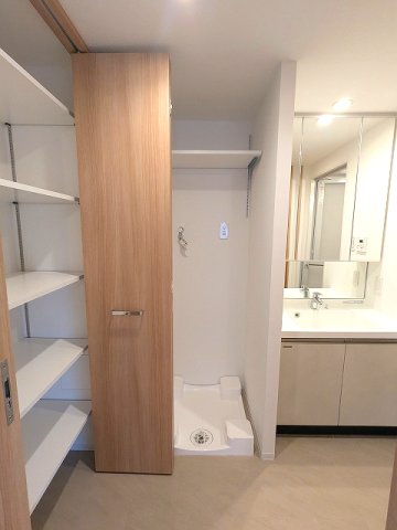 洗面設備　トイレと独立した洗面脱衣室、三面鏡付洗面台、大型収納付、洗濯