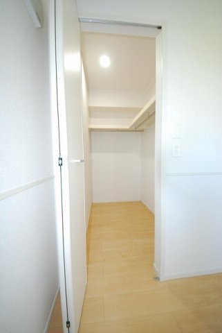 収納　【りりあん　III】ウォークインクローゼットで床がフラットなので