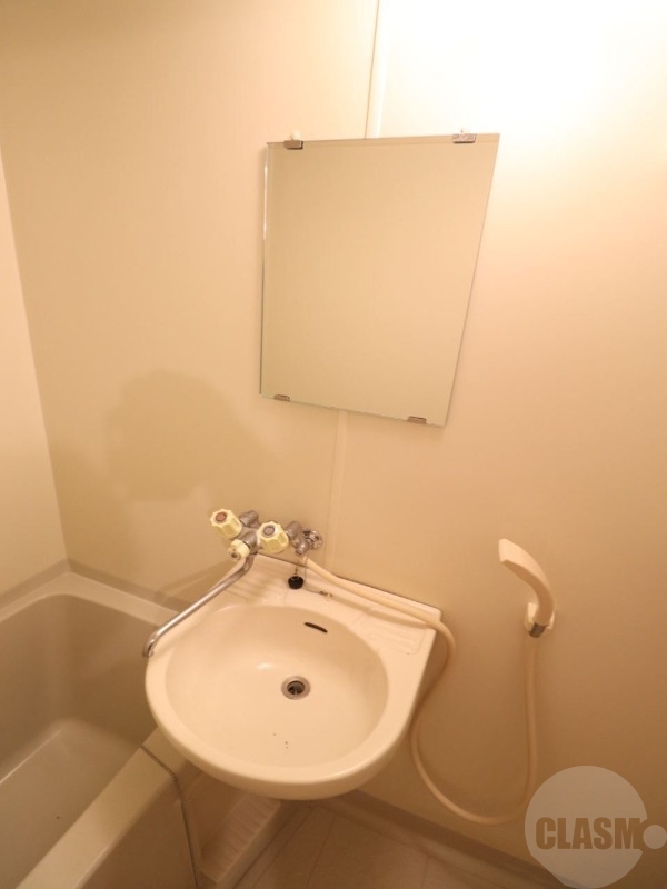 洗面設備　ミラー付きの洗面台