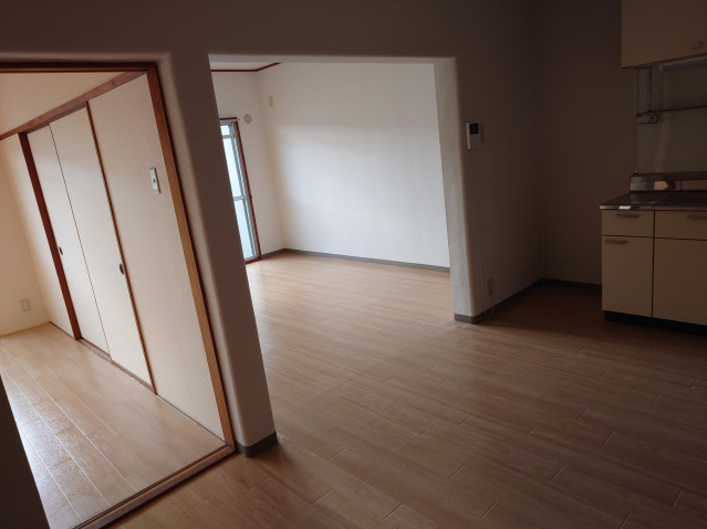 居室・リビング　リビング続きの2部屋も洋室へリフォーム中