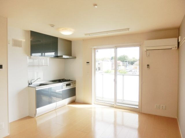 居室・リビング　窓も大きく明るいですね