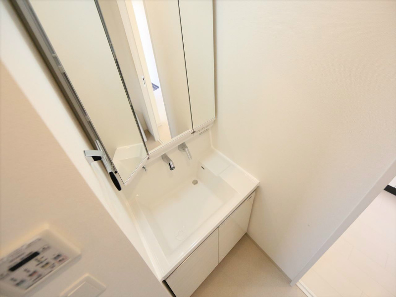 洗面設備　脱衣所　独立洗面台（シャンプードレッサー付）収納スペース有