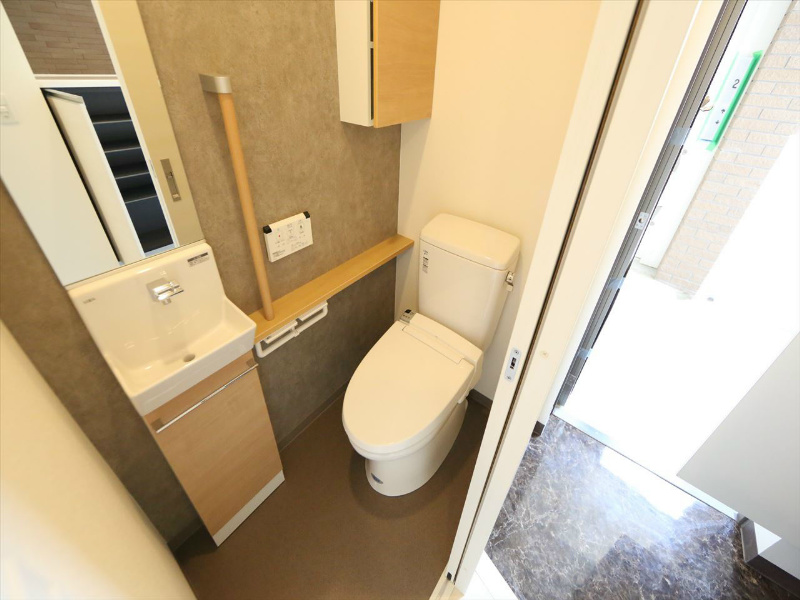 トイレ　温水洗浄便座付トイレ　手洗いカウンター付き