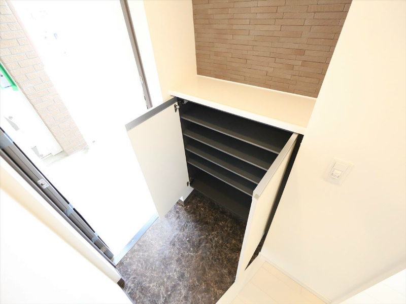 玄関　玄関　シューズボックス付