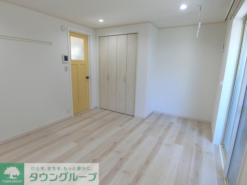 居室・リビング　白が基調の明るい室内！広々！1階はテラス、2.3階はバルコ…