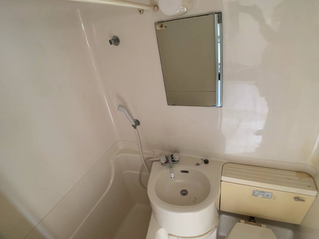 洗面設備　浴室内に洗面台つき♪