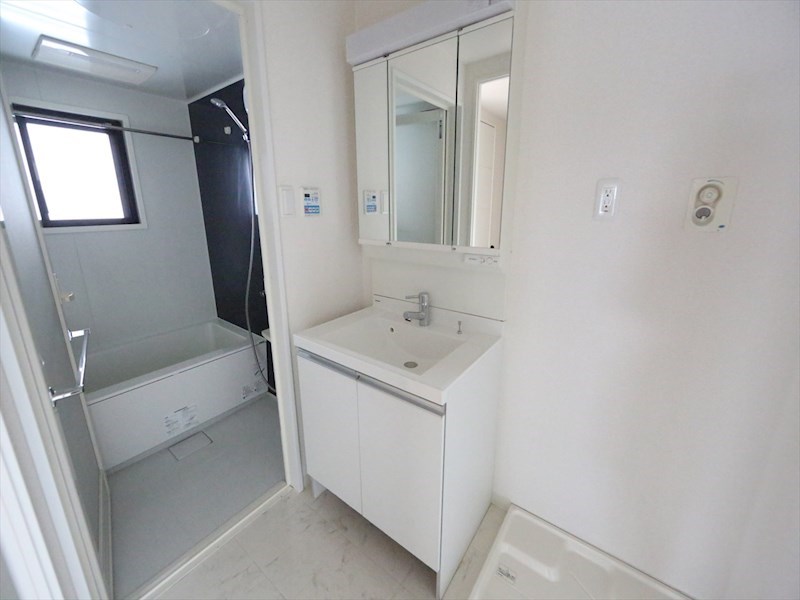 洗面設備　脱衣所　独立洗面台（シャンプードレッサー付）収納スペース有