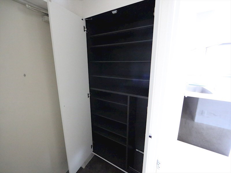 玄関　玄関　シューズボックス付（収納充実してます）