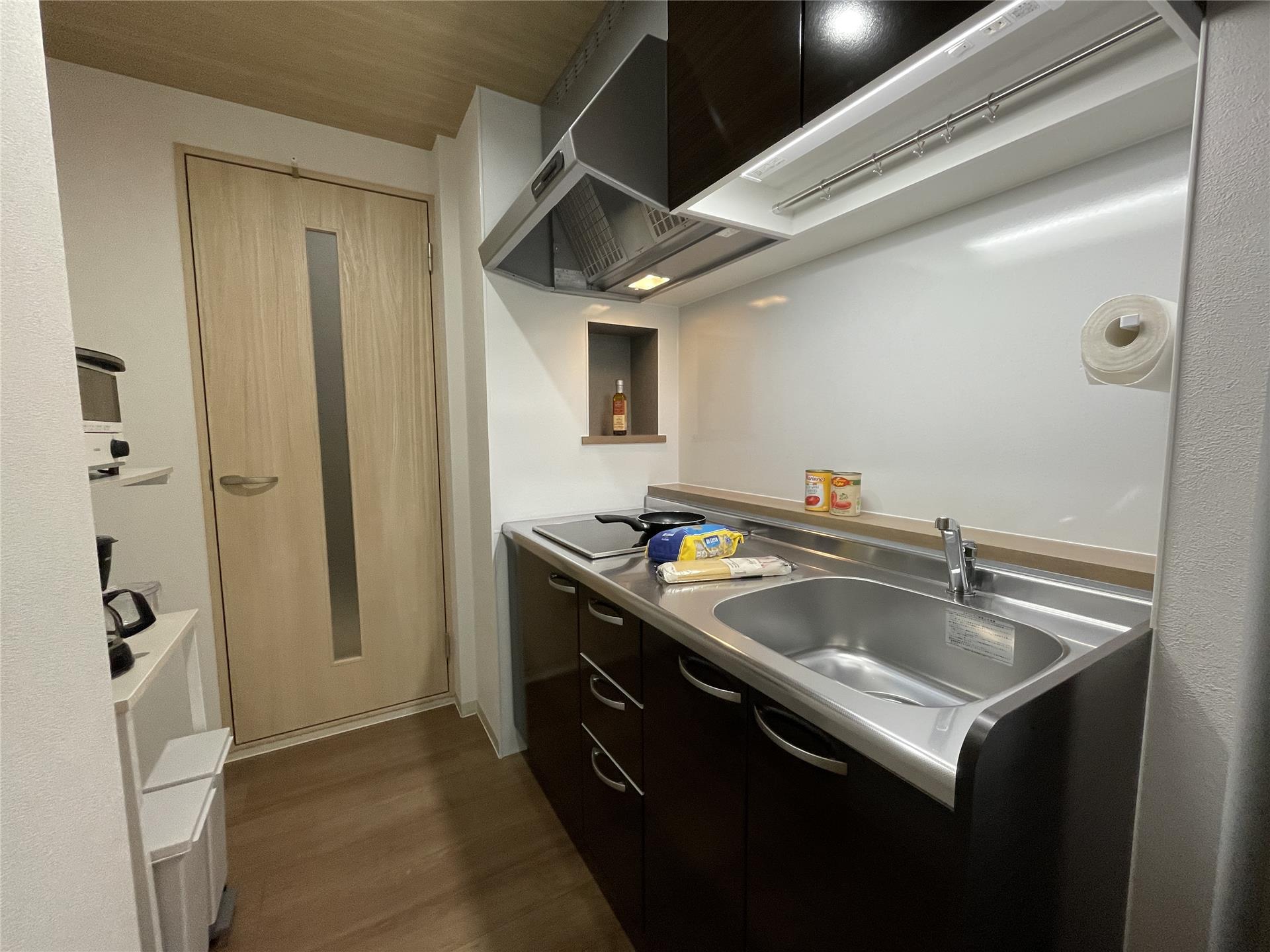 キッチン　調理器具が掛けられるフック付きのキッチンです